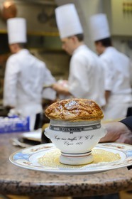 France, Rhône (69), Collonges-au-Mont-d'Or, Restaurant L'Auberge du Pont de Collonges de Paul Bocuse, trois étoiles au Guide Michelin depuis 1965, la célèbre soupe aux truffes V.G.E