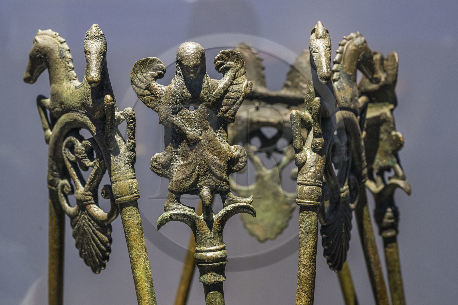 France, Gard (30), Nîmes, Musée de la Romanité, trépied étrusque provenant du gisement de la Tour de Castellas Marseillan Plage dans l'Hérault,  bronze  (VIème- Vème siècle av. J.-C.)(exposition temporaire)