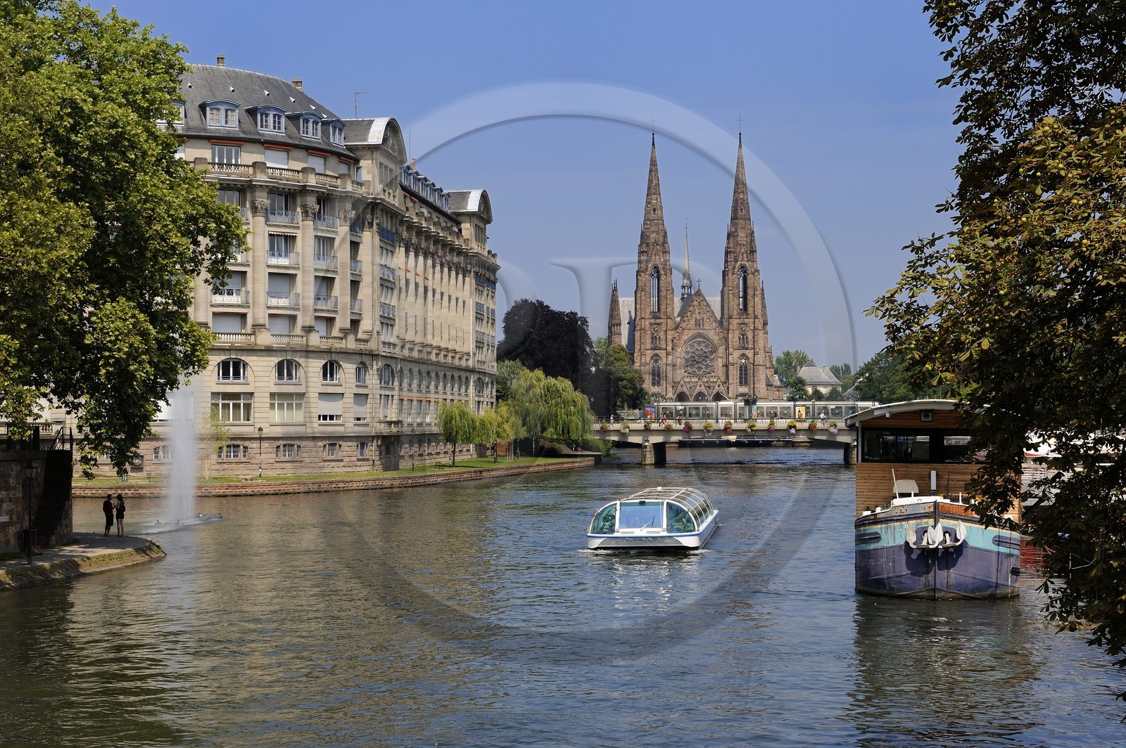 France, Bas-Rhin (67), Strasbourg, bateau mouche sur la rivière ILL