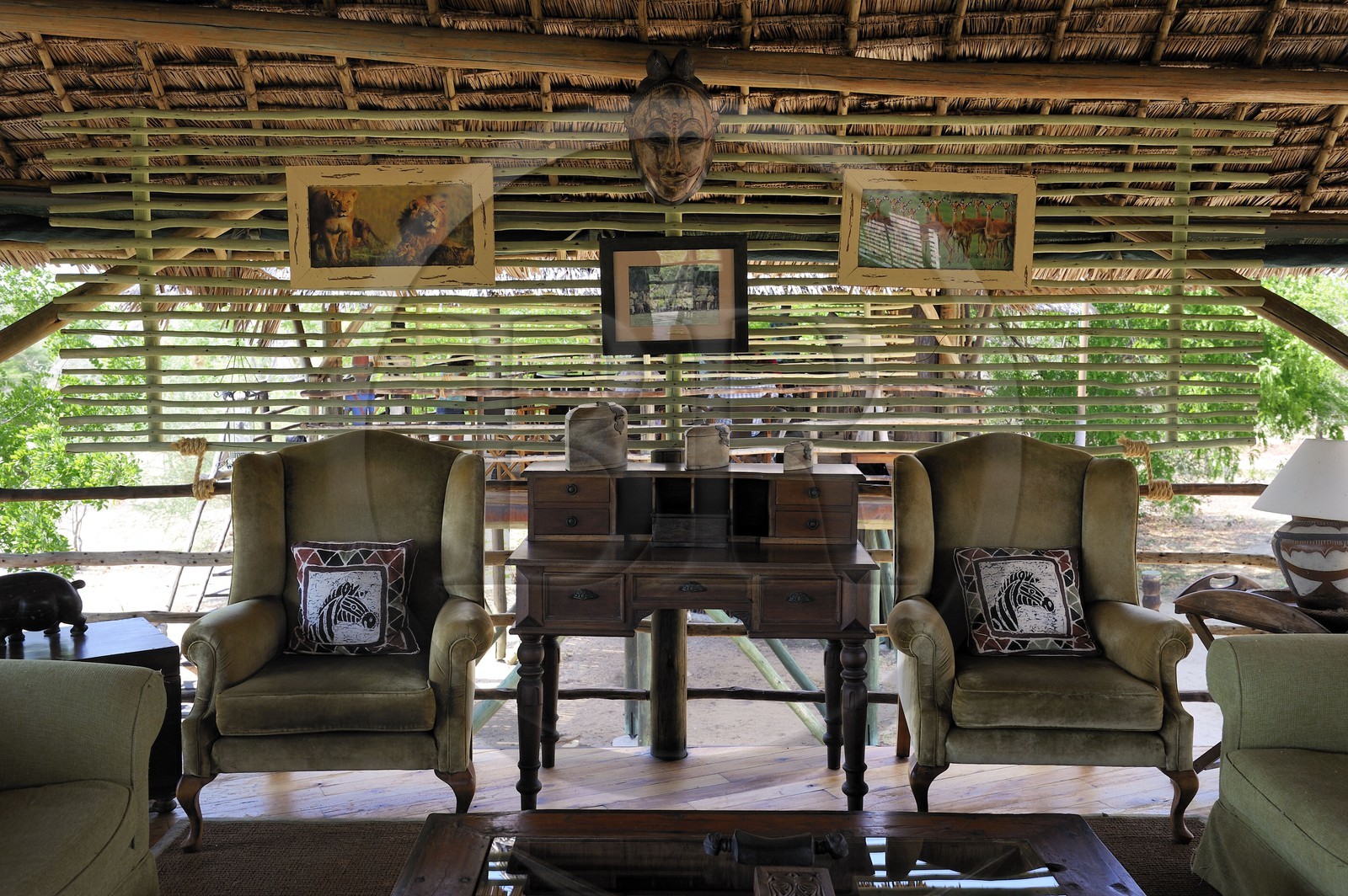 Tanzanie, Reserve de gibier de Selous une des plus grandes zones protégées au monde et inscrite sur la liste du patrimoine mondial de l’Unesco depuis 1982, le très exclusif Selous Camp, le bar