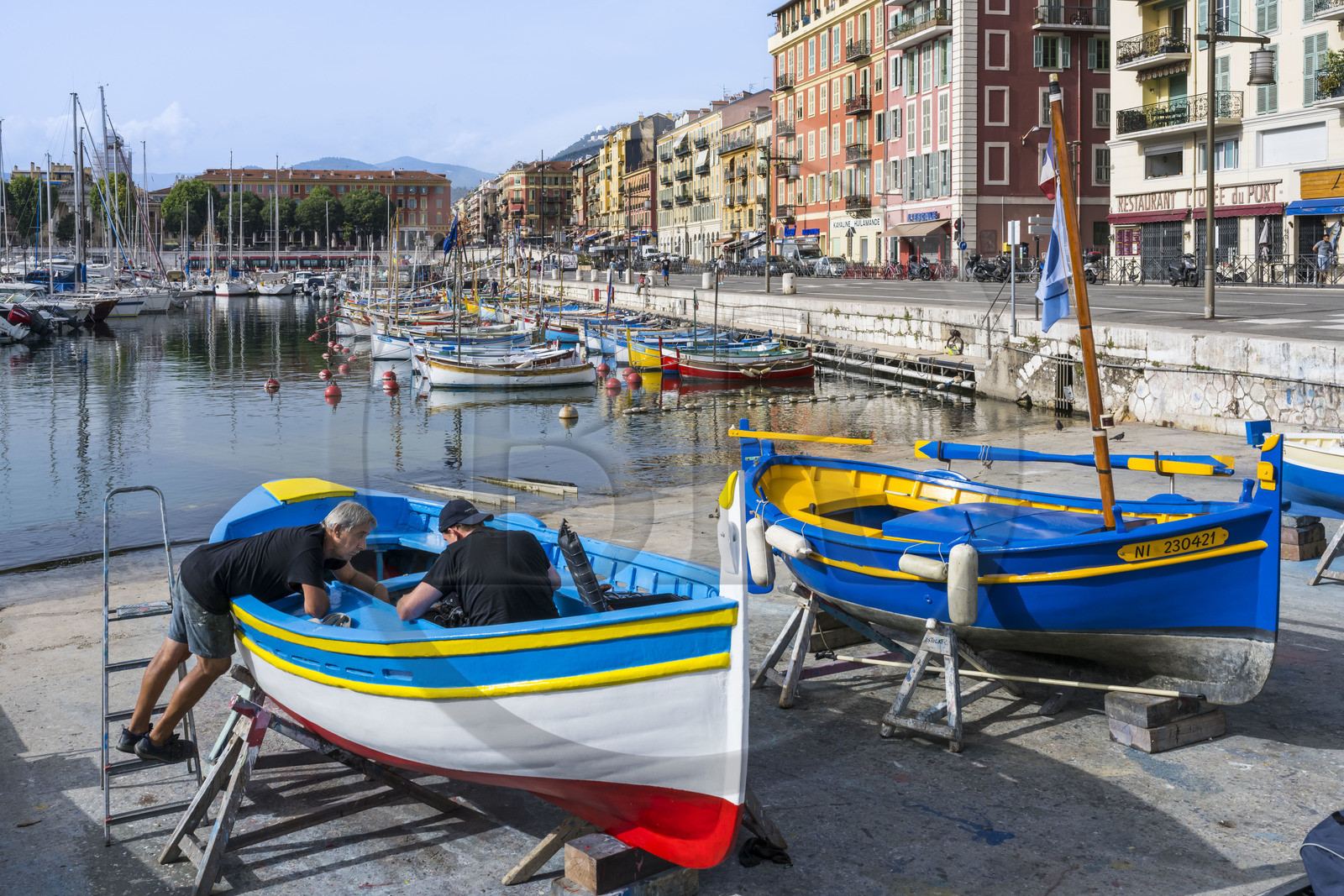 France, Alpes-Maritimes (06), Nice classée Patrimoine Mondial de l'UNESCO, le vieux port ou port Lympia, les pointus qui sont des bateaux de pêche traditionnels