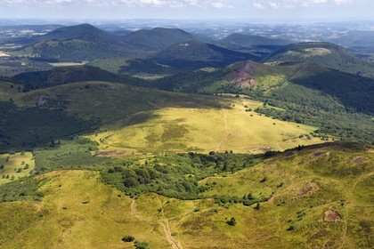 France, Puy-de-Dôme (63), Parc Naturel Régional des Volcans d'Auvergne, la partie Nord de la Chaine des Puys classée Patrimoine Mondial de l’UNESCO, le sentier menant au Traversin et au cratère du Puy Pariou