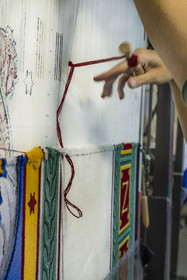 France, Hérault (34), Lodève, Manufacture de la Savonnerie unique annexe de la Manufacture Nationale de tapis de la Savonnerie des Gobelins, fabrication du tapis des Cohortes d'après un modèle de Jacques-Louis de la Hamayde de Saint-Ange destiné au Palais de la Légion d'Honneur, point noués de laine par une boucle avec une broche à tapisserie