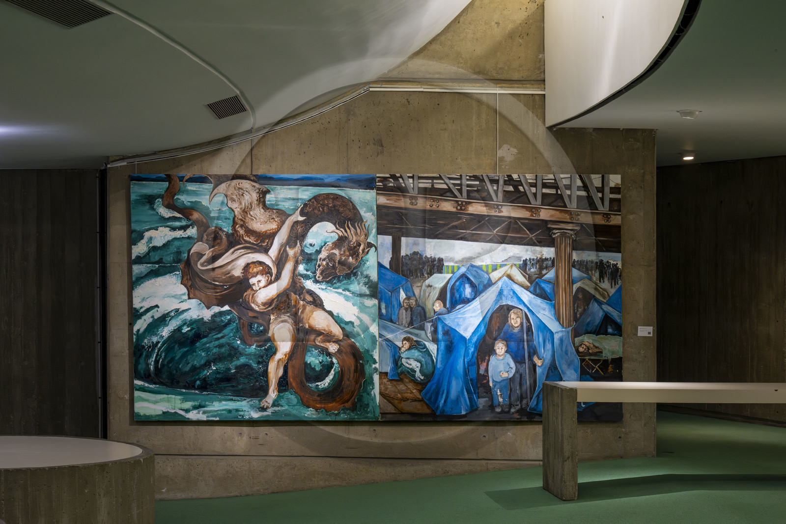 France, Paris (75), place du Colonel Fabien, immeuble du parti communiste français de l'architecte Oscar Niemeyer, vernissage de l'exposition Odyssée de l'artiste Fred Kleinberg à l'Espace Niemeyer