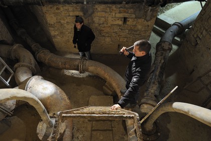 France, Yvelines (78), château de Versailles, classé Patrimoine Mondial de l'UNESCO, le réseau hydraulique souterrain des fontaines