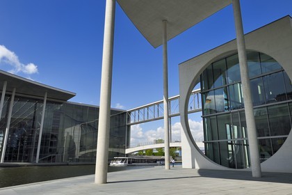 Allemagne, Berlin, Bundestag, le Paul-Lobe Haus à gauche et le Marie Elisabeth-Luders Haus à droite par l'architecte Stephan Braunfels sur les berges de la rivière Spree, batiments du nouveau complexe parlementaire