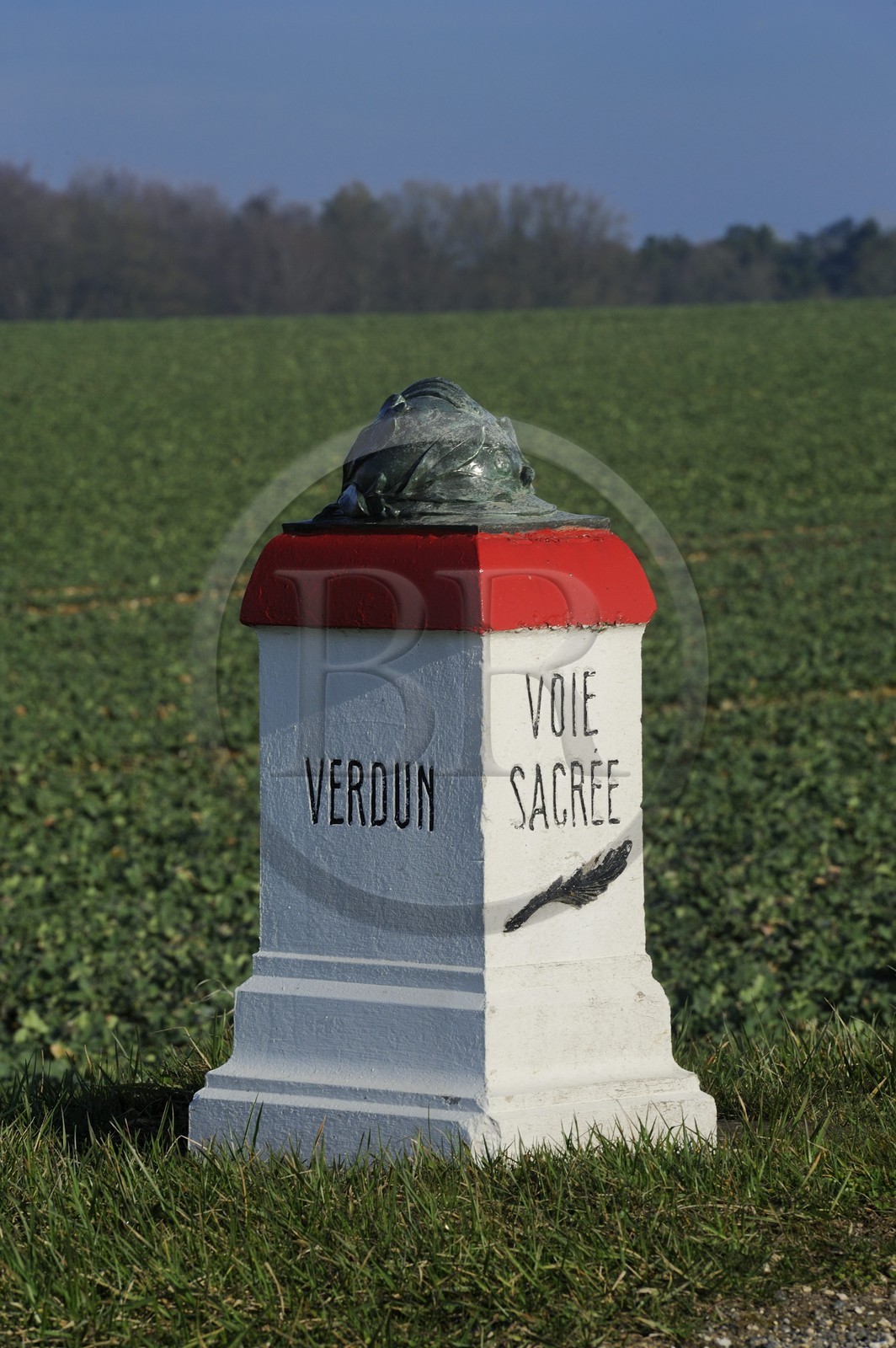 France, Meuse (55), région de Verdun, borne kilométrique de la Voie Sacrée sur la route entre Verdun et Bar le Duc