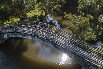France, Deux-Sèvres (79), le Marais Poitevin, la Venise Verte, Le Vanneau-Irleau, randonnée à bicyclette le long des canaux et passage d'une passerelle (vue aérienne)