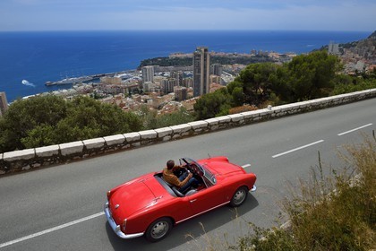 Principauté de Monaco, Alfa Romeo Giulietta décapotable de collection sur la route de la Moyenne Corniche surplombant Monaco