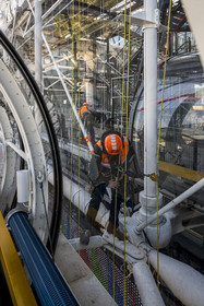 France, Paris (75), quartier des Halles, le Centre Pompidou ou Beaubourg, des architectes Renzo Piano, Richard Rogers et Gianfranco Franchini, travaux sur l'escalator extérieur donnant accès au musée