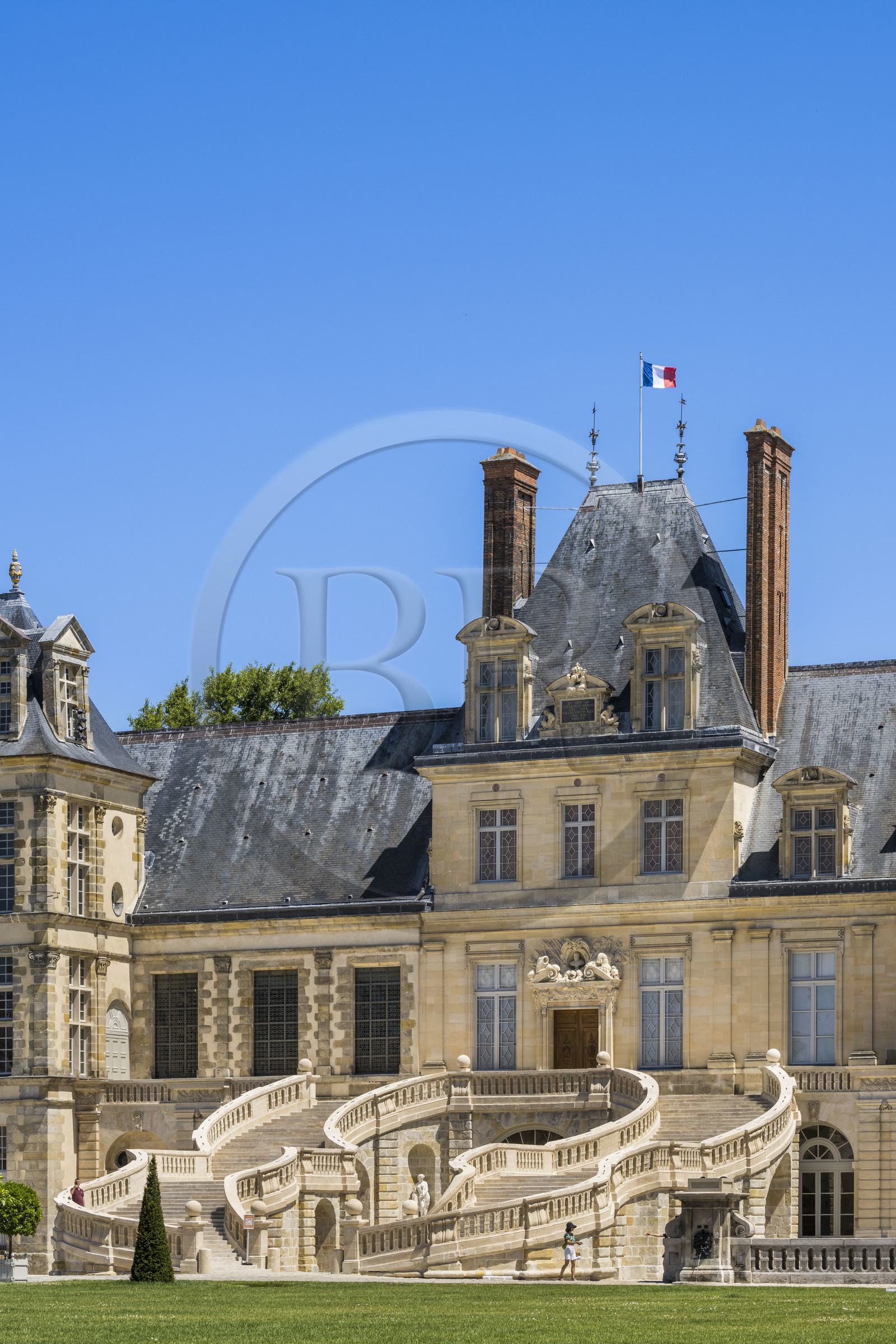France, Seine-et-Marne (77), Fontainebleau, chateau de Fontainebleau, classé Patrimoine Mondial par l'UNESCO, Cour du Cheval blanc, escalier du Fer-à-cheval réalisé en 1550 par Philibert Delorme puis refait entre 1632 et 1634 par Jean Androuet du Cerceau, il est composé de deux monumentales volées chantournées parallèles de 46 marches