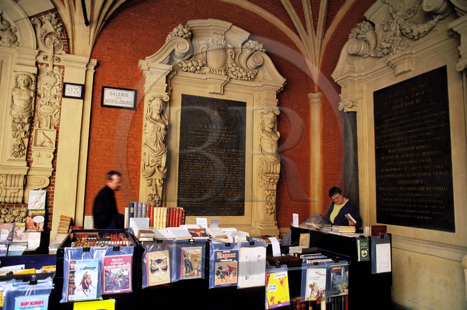 France, Nord (59), Lille, la Grand Place (place Charles de Gaulle), la Vieille Bourse (1653) des bouquinistes dans la cour interieure
