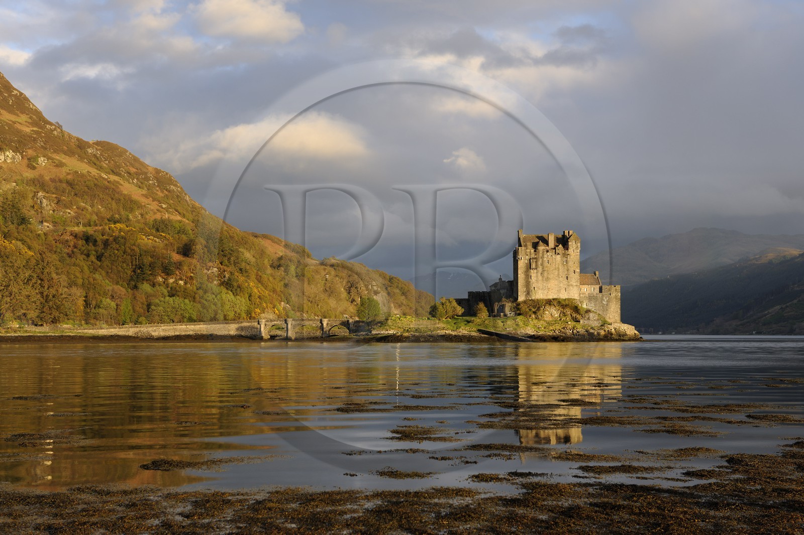 Royaume-Uni, Ecosse, région des Highlands, comté de Ross & Cromarty, Eilean Donan Castle, château à l'entrée du Loch Duich