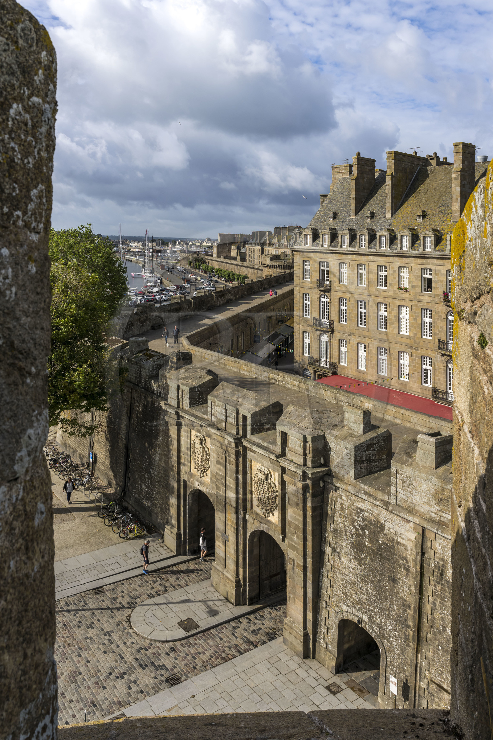 France, Ille-et-Vilaine (35), Côte d'Emeraude, Saint-Malo, la Porte Saint-Vincent dans les remparts et la ville intra-muros