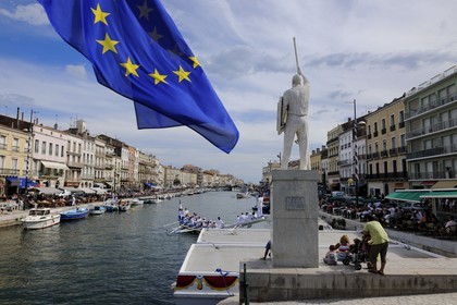France, Hérault (34), Sète, canal Royal, fête de la Saint Louis, joutes sètoises, statue à la gloire des joutes par le sculpteur Pierre Nocca