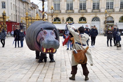 France, Meurthe-et-Moselle (54), Nancy, place Stanislas (ancienne Place Royale) lors de la fête de la Saint-Nicolas, classée Patrimoine Mondial de l'UNESCO, Nellie the Hippo de la compagnie Teatro Pavana fait le spectacle