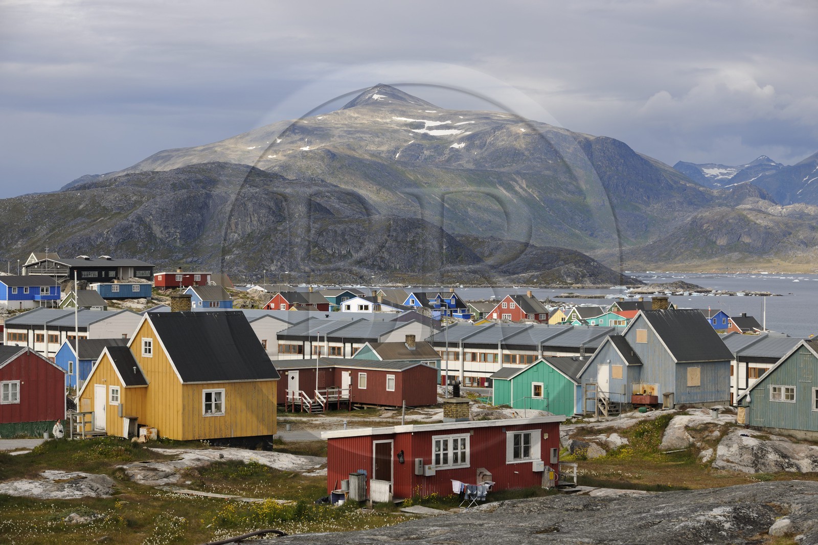 Groenland, ville de Nanortalik entourée de montagnes au sud du pays