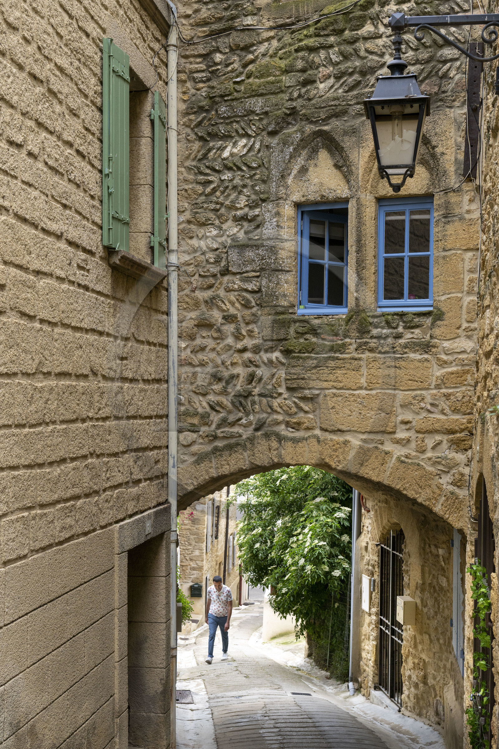 France, Vaucluse (84), Châteauneuf-du-Pape, la rue de l'église dite rompe cul car très pentue et glissante par temps de pluie