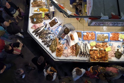 France, Pyrénées-Atlantiques (64), Pays-Basque, Biarritz, le marché couvert des Halles, la halle des poissonniers