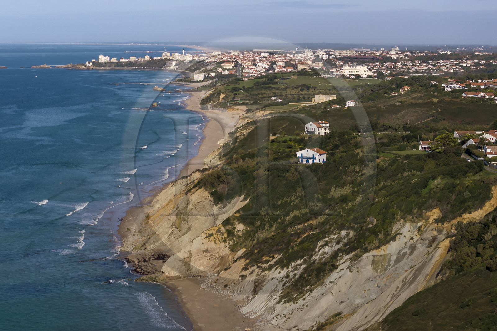 France, Pyrénées-Atlantiques (64), la côte du Pays-Basque à Bidart, la plage au pied de la falaise (vue aérienne)