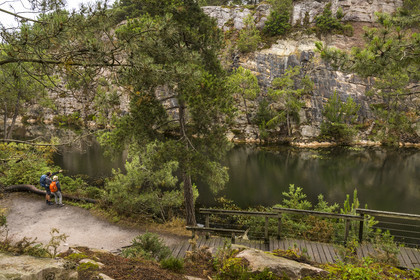 France, Côtes d'Armor (22), Erquy, les Lacs Bleus, vestiges d'anciennes carrières de grès rose, sur le chemin de Grande Randonnée GR 34 ou sentier des douaniers