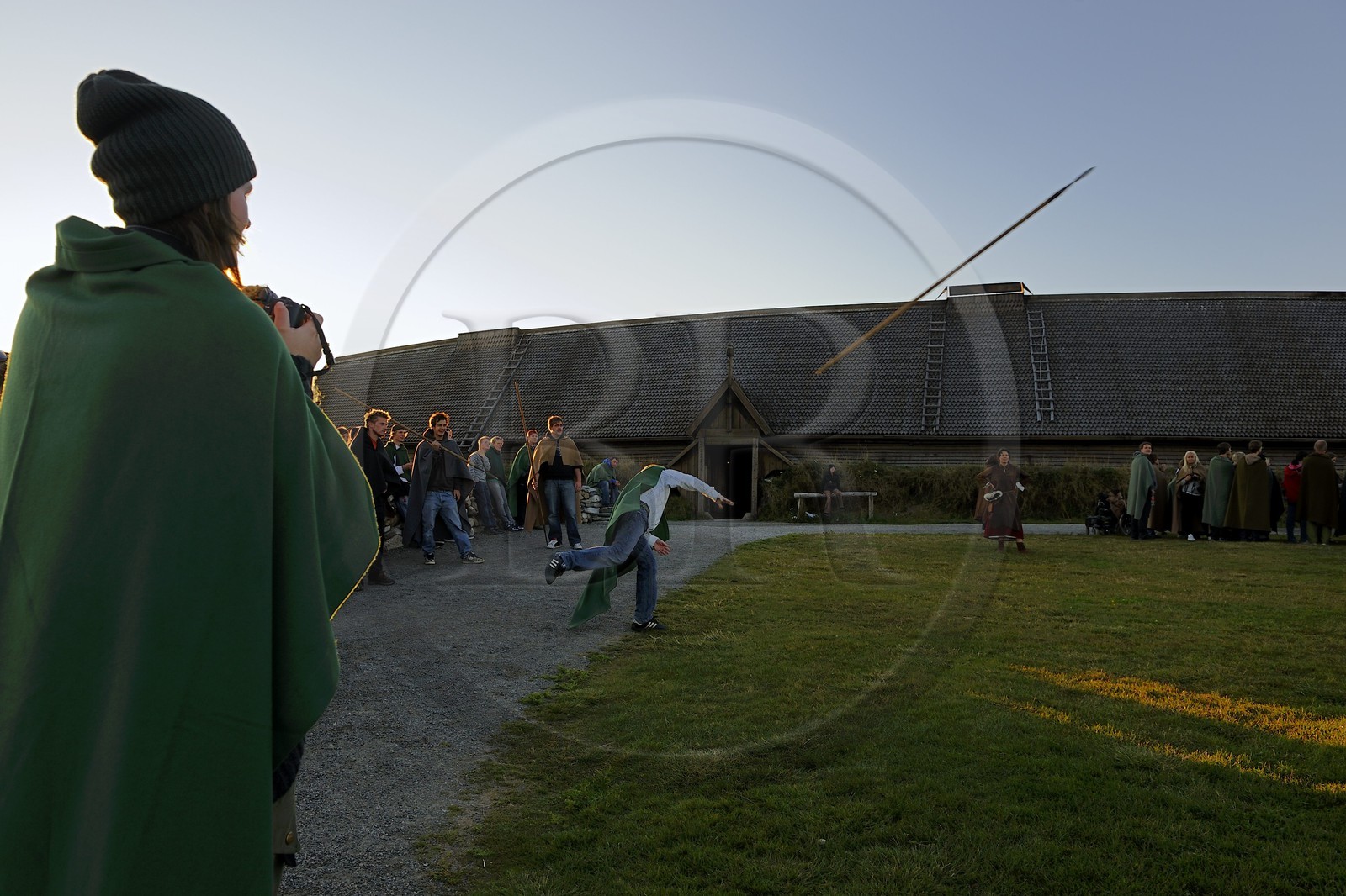 Norvège, Nordland, Iles Lofoten, Vestvagoy, musée viking de Borg sur l'ile de Vestvagoy, reconstruction d'une maison ancienne longue de 83 m, jeux viking et lancer de javelot
