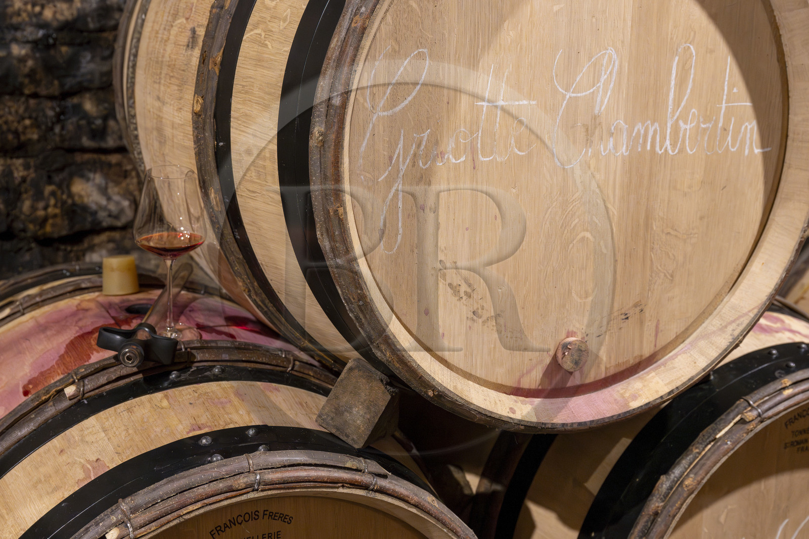 France, Côte-d'Or (21), Paysage culturel des climats de Bourgogne classés Patrimoine Mondial de l'UNESCO, Route des Grands Crus, vignoble de la Côte de Nuits, Gevrey-Chambertin, Domaine Dugat, l'ancien Cellier des Dimes des évêques de Langres où sont entreposé les tonneaux, tonneau de Griotte Chambertin