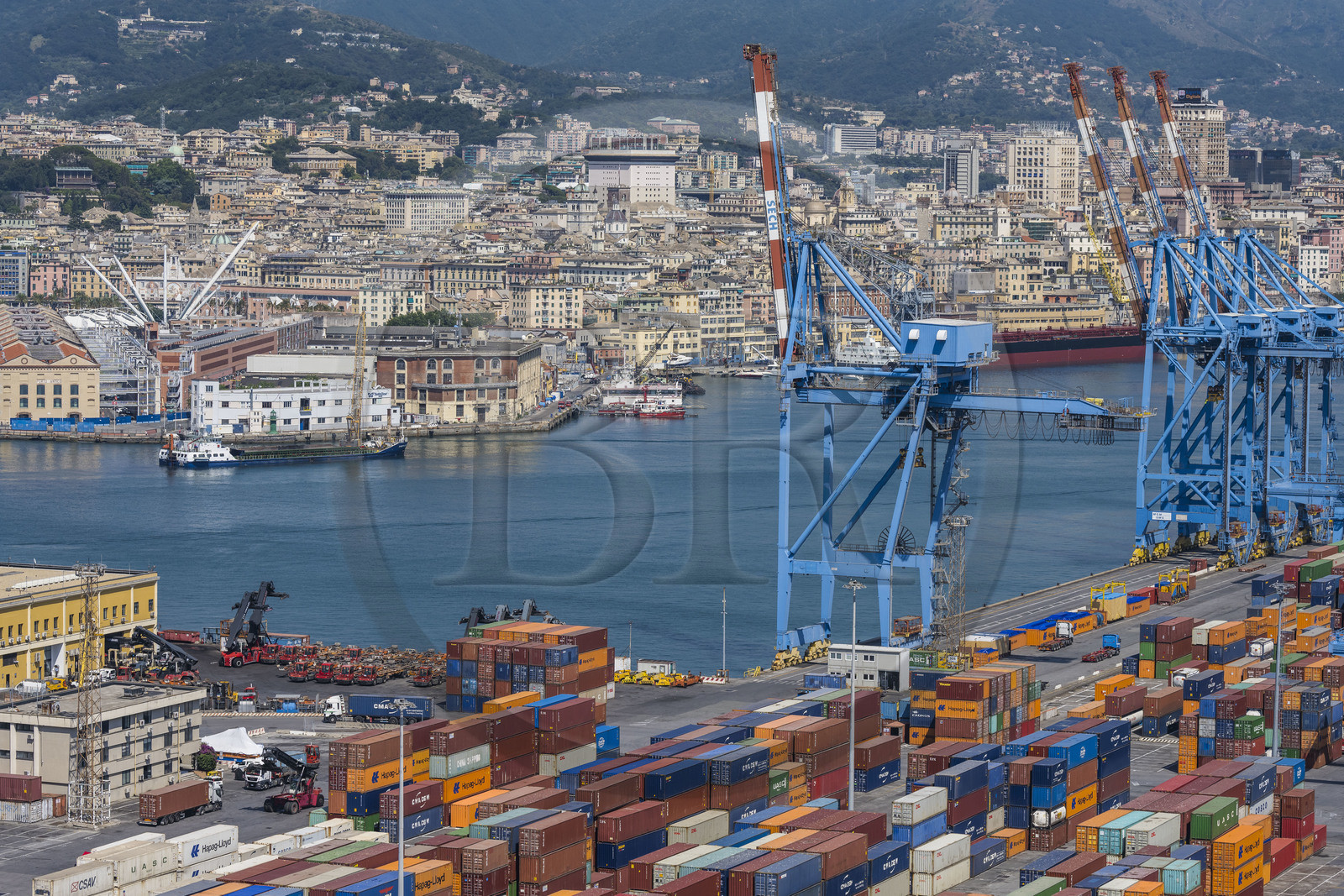 Italie, Ligurie, Gênes, le terminal conteneur du port de commerce et le Porto Antico (Vieux Port) en bordure de la ville en arrière plan