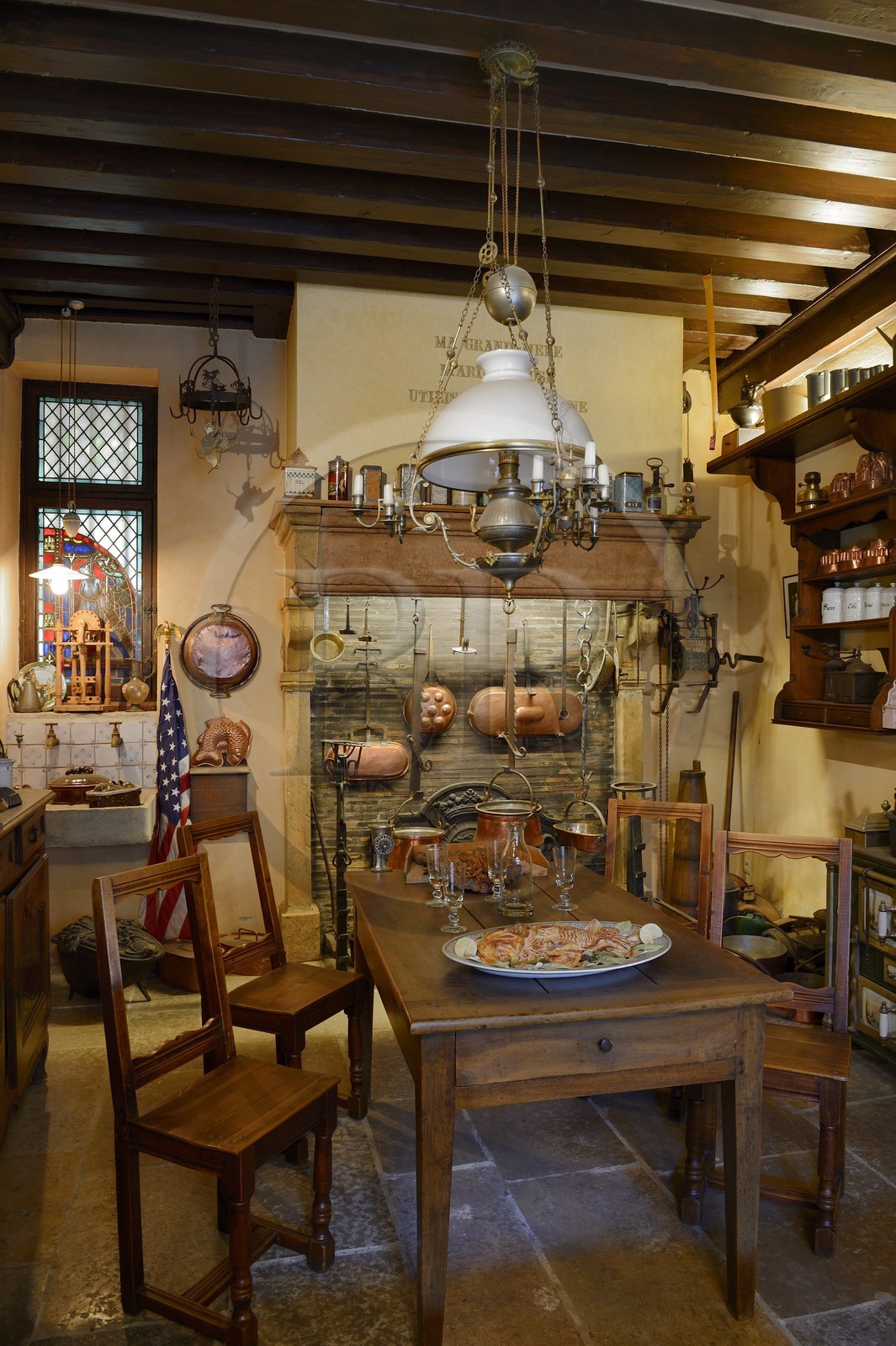 France, Rhône (69), Collonges-au-Mont-d'Or, restaurant L'abbaye de Collonges de Paul Bocuse dédié aux récéptions, reconstitution de la cuisine du restaurant de sa grand-mère en 1924