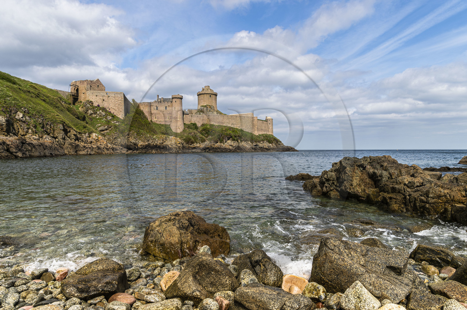 France, Ille-et-Vilaine (35), Côte d'Emeraude, Plévenon, petite crique en contrebas du Fort la Latte à la pointe de la Latte