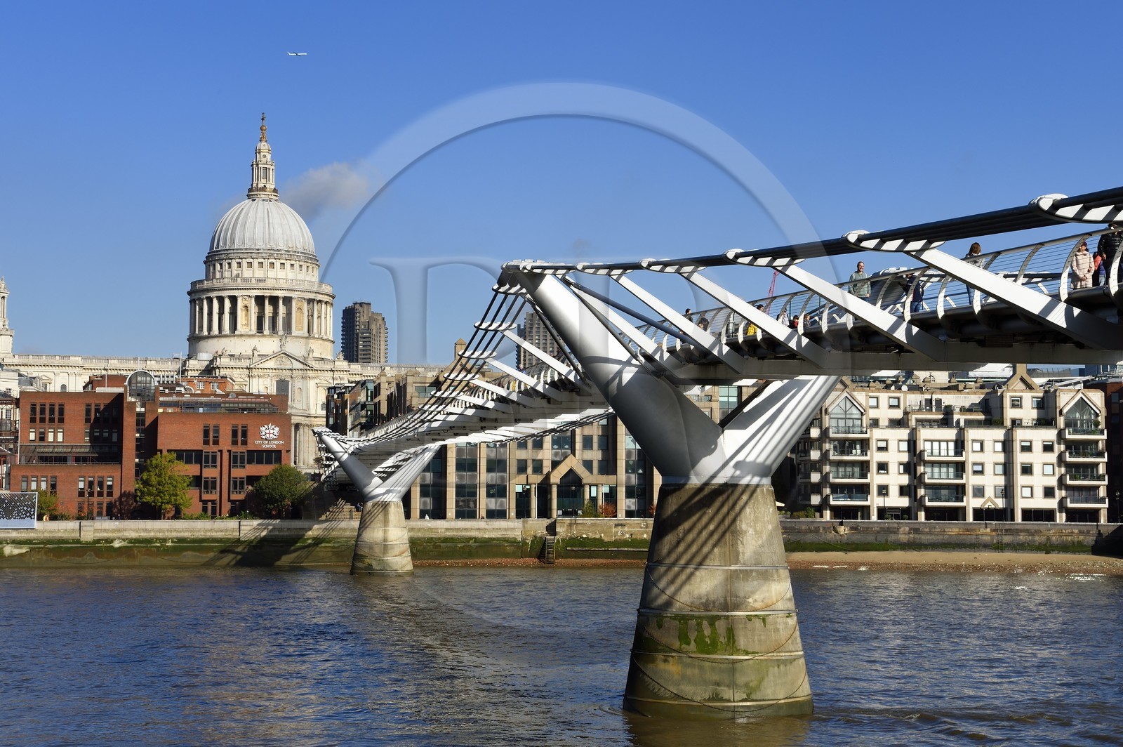 Royaume-Uni, Londres, la City, le pont du Millénaire (Millennium Bridge) de l'architecte Norman Foster sur la Tamise et la cathédrale Saint-Paul en arrière plan