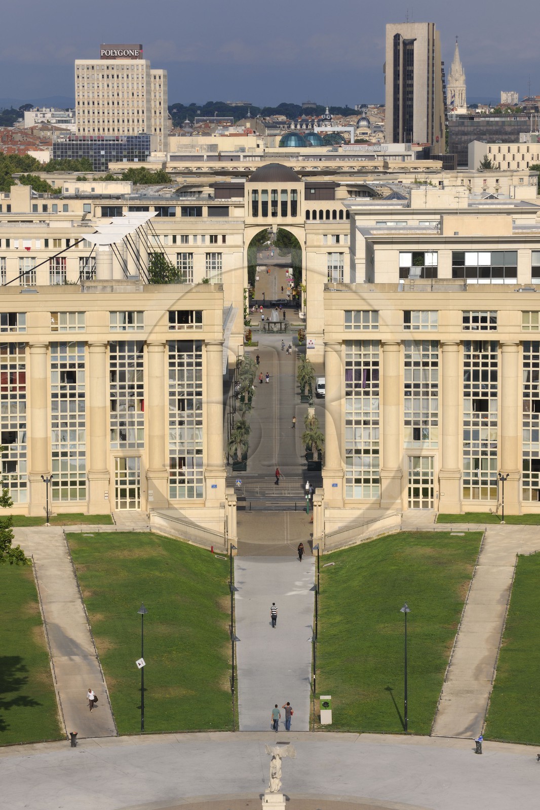 France, Hérault (34), Montpellier, quartier Antigone, Esplanade de l' Europe de l' architecte Ricardo Bofill et la réplique de la Victoire de Samothrace, un axe piéton relie la rivière Lez vers l'est au centre historique à l'ouest