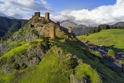 Géorgie, Kakheti, region de Touchétie, Omalo, la forteresse de Keselo à Zemo (haut) Omalo a servi de refuge aux habitants en temps de guerre, tours fortifiées médiévales (vue aérienne)