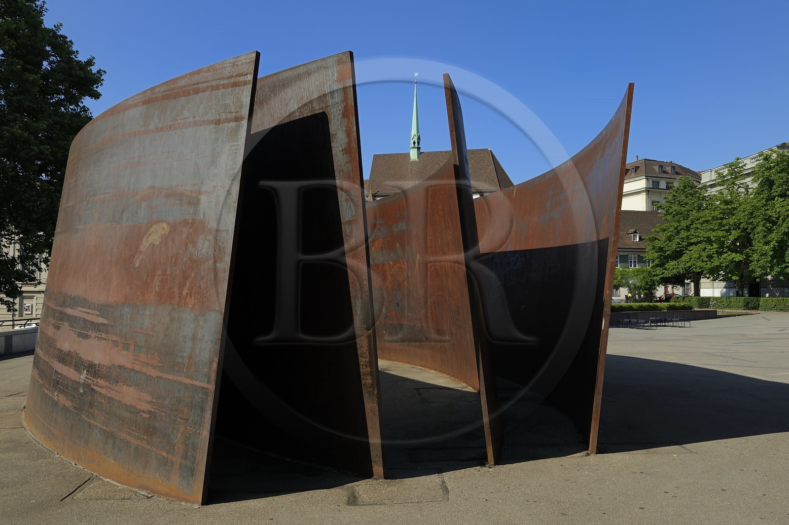 Suisse, Bâle, Intersection sculpture de Serra sur la Theaterplatz