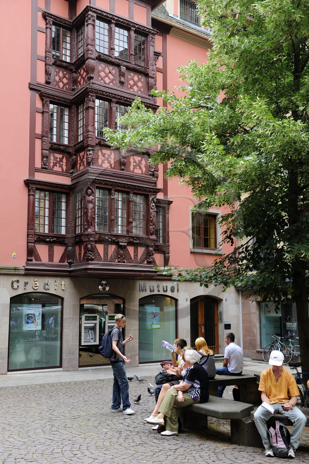 France, Bas-Rhin (67), Strasbourg, rue des Hallebardes, l’oriel d’une ancienne maison à pans de bois a été plaqué sur un immeuble moderne