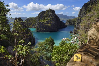 Philippines, Calamian Islands dans le nord de Palawan, Coron Island Natural Biotic Area, lagon sur le chemin du lac Kayangan, falaises abruptes et formations rocheuses karstique en calcaire du Permien