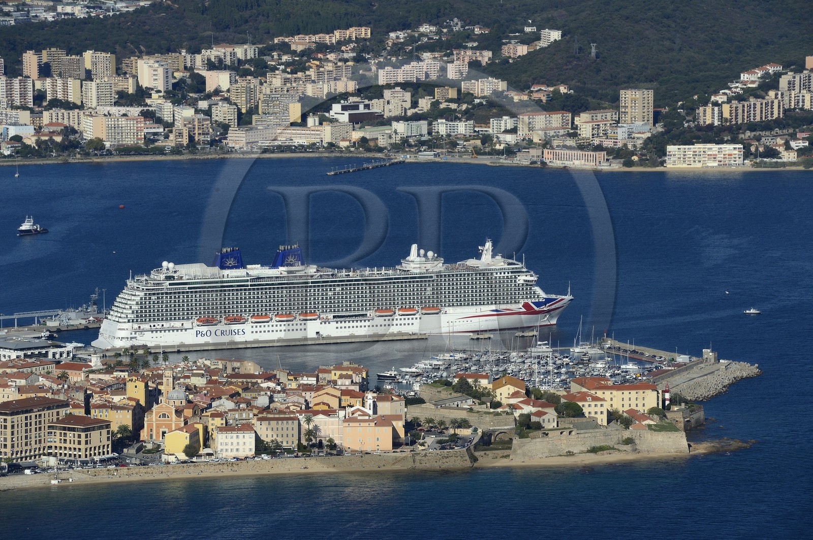 France, Corse-du-Sud (2A), Ajaccio, la citadelle dans la vieille ville et le port (vue aérienne)