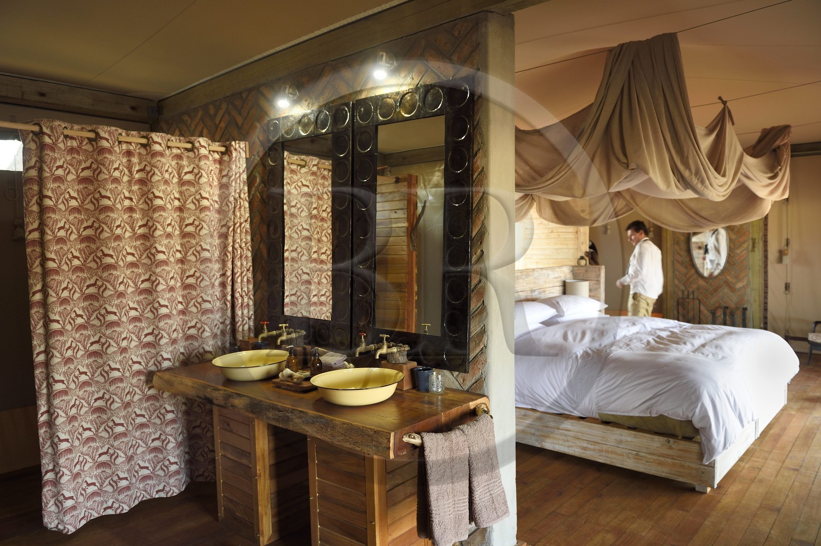 Zimbabwe, province de Matabeleland septentrional, parc national Hwange, Somalisa Camp de African Bush Camps, salle de bain dans une tente