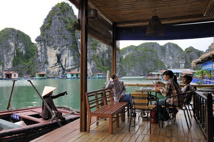 Vietnam, province de Quang Ninh, la Baie d'Halong classée Patrimoine Mondial de l'UNESCO, terrasse de café du village flottant de pêcheurs de Vong Vieng