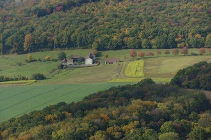France, Val d'Oise (95), Chaussy, parc naturel du Vexin français, ferme (vue aérienne)
