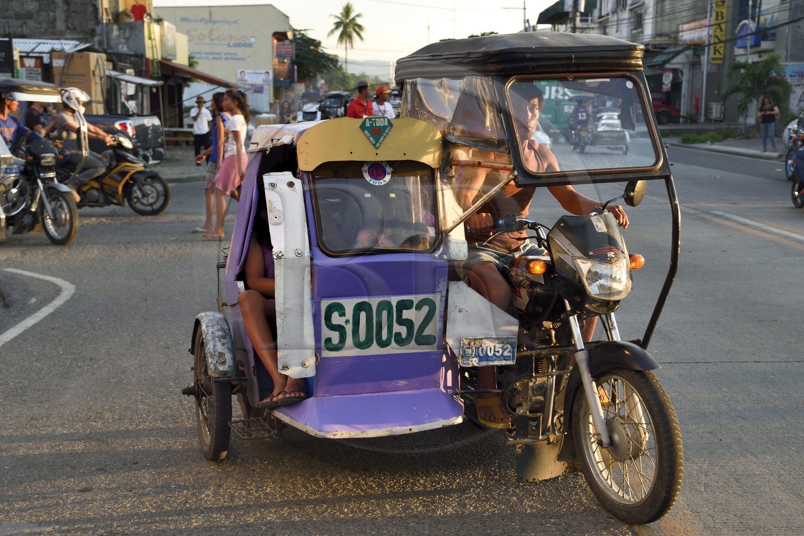 Philippines, province de Nueva Ecija, Bambang, tricycle moto-taxi dans la rue principale