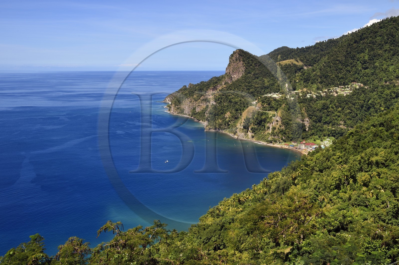 Caraïbes, Ile de la Dominique, la baie de Soufrière et le village de Soufrière