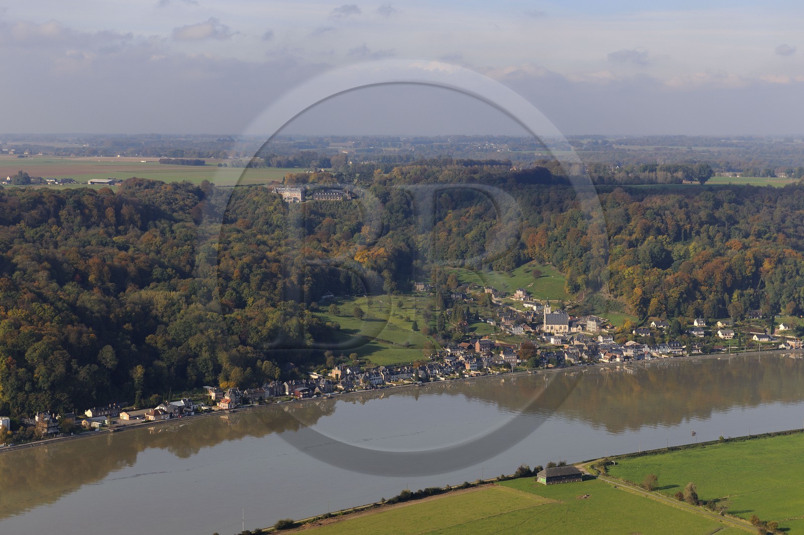 France, Seine-Maritime (76), Villequier et la Seine où se noya Léopoldine Hugo en 1843 (vue aérienne)