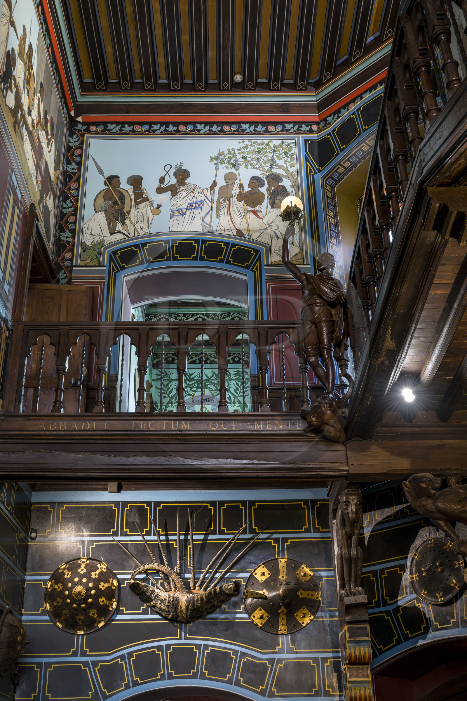 France, Pyrénées-Atlantiques (64), la côte du Pays-Basque, Hendaye, chateau d'Abbadia construit en 1870 par Eugène Viollet-le-Duc pour Antoine d'Abbadie d'Arrast, le vestibule avec ses peintures éthiopiennes et le grand escalier, statue porte-torchère représentant Abdullah ancien esclave ethiopien affranchi et mort sous la commune de Paris