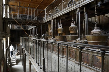 France, Finistère (29), Morlaix, salle des machines, moulins à broyer le tabac coupé pour en faire du tabac à priser (1870)