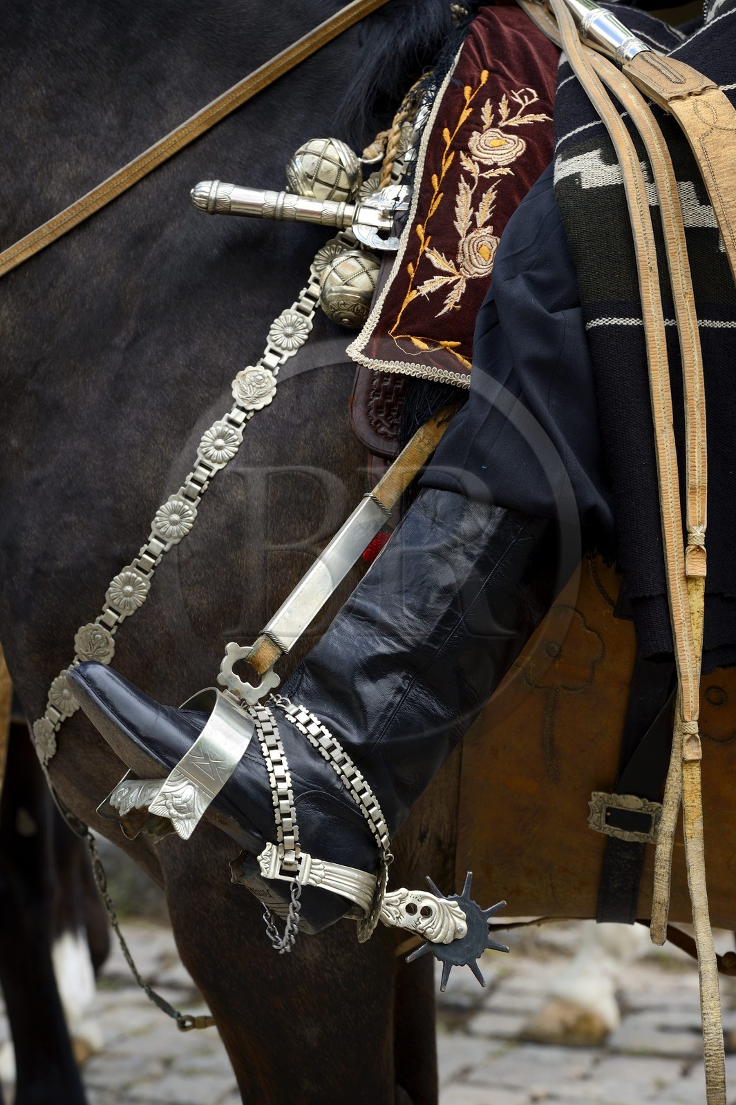 Argentine, province de Buenos Aires, San Antonio de Areco, fête du Jour de la Tradition (Dia de la Tradicion), travail d'orfèvre sur les étriers en argent utilisés lors de grandes occasions par un estanciero (gaucho propriétaire d'un ranch)