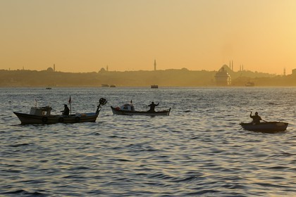 Turquie, Istanbul, bateaux de pêcheurs sur le Bosphore avec la Corne d'Or en arrière plan