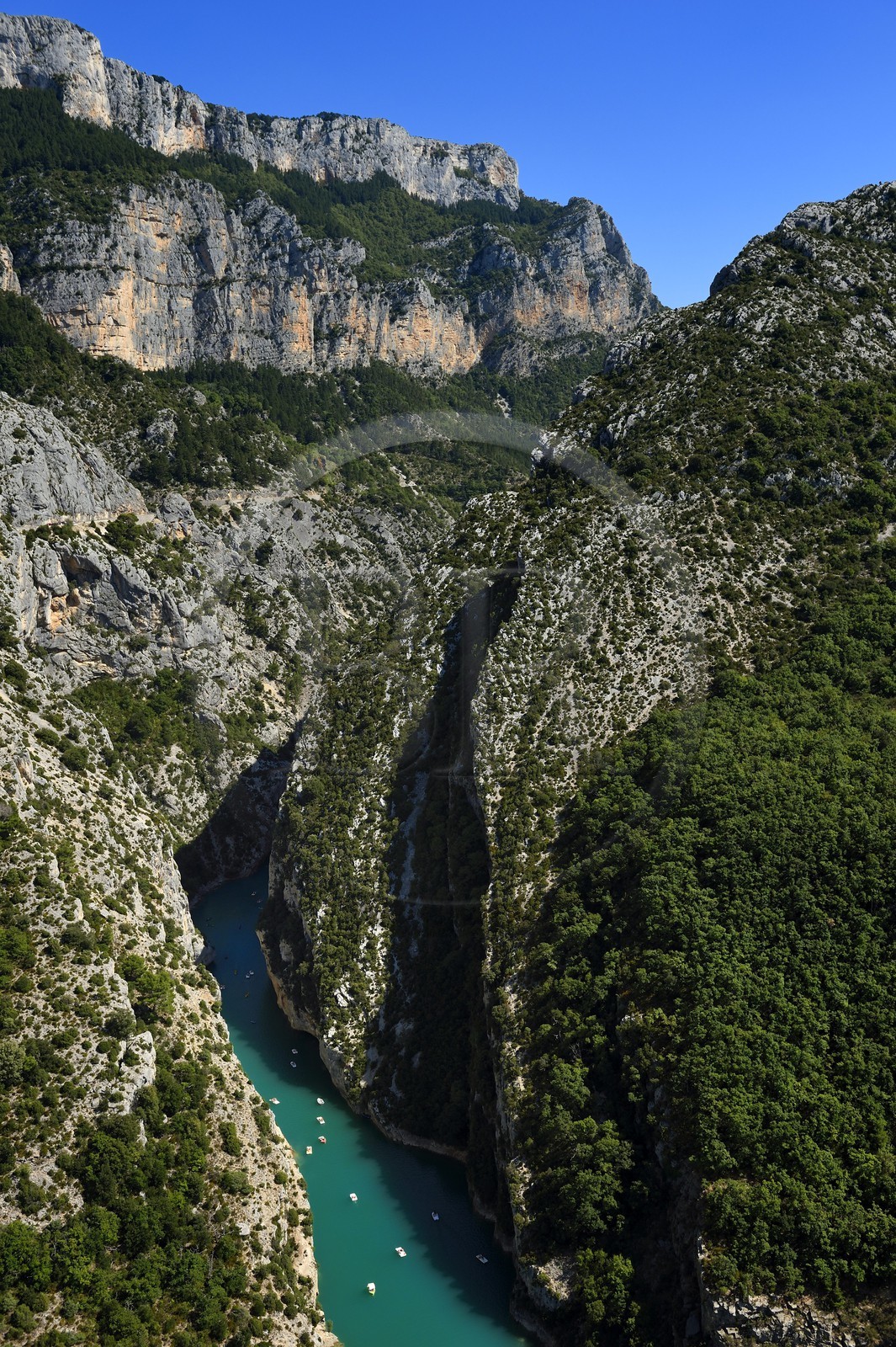 Var (83) rive gauche et Alpes-de-Haute-Provence (04) rive droite, Parc Naturel Régional du Verdon, les Gorges du Verdon débouchant sur le lac de Sainte Croix (vue aérienne)