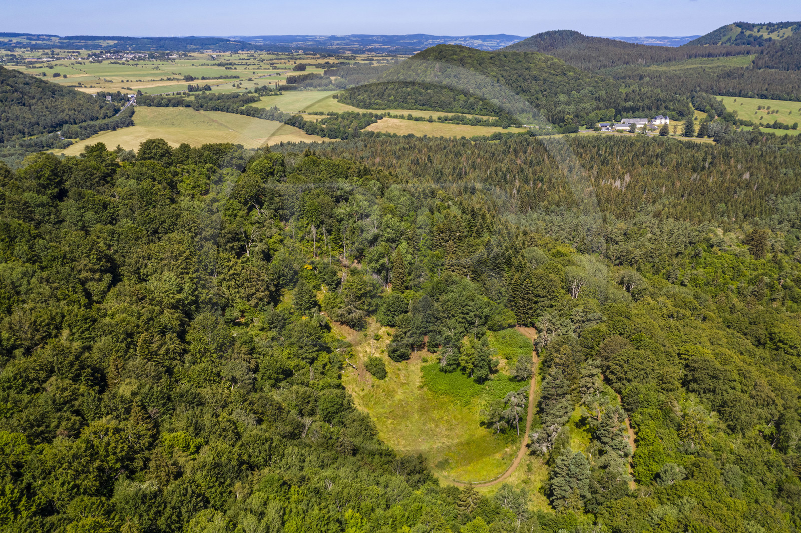 France, Puy-de-Dôme (63), Aydat, Parc naturel régional des Volcans d'Auvergne,  le volcan du Puy de Vichatel, la Maison du Parc au Chateau de Montlosier en arrière plan à droite (vue aérienne)