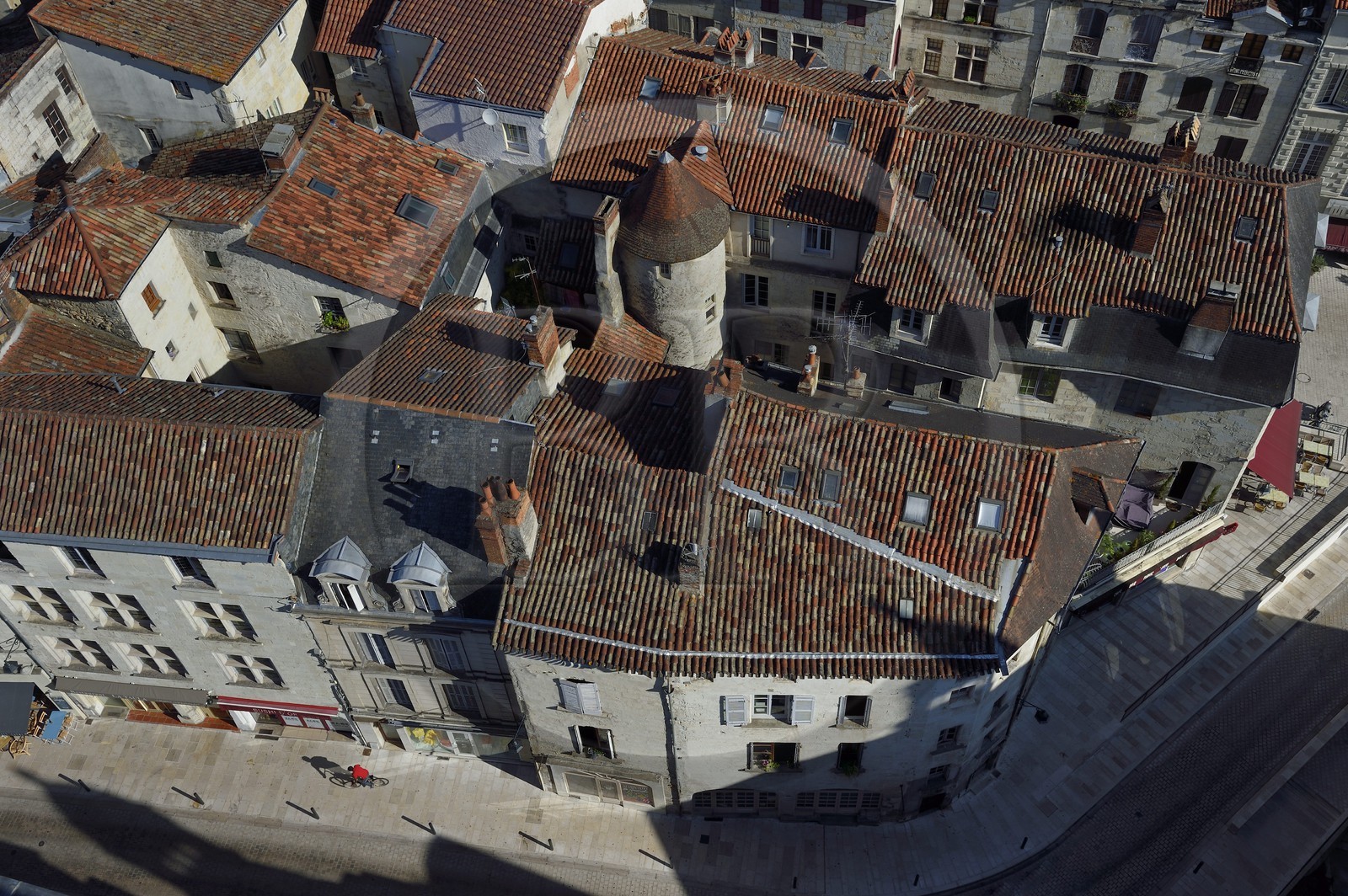 France, Dordogne (24), Périgord Blanc, Périgueux, la vielle ville et la rue Denfert Rochereau au pied de la Cathédrale Saint-Front,